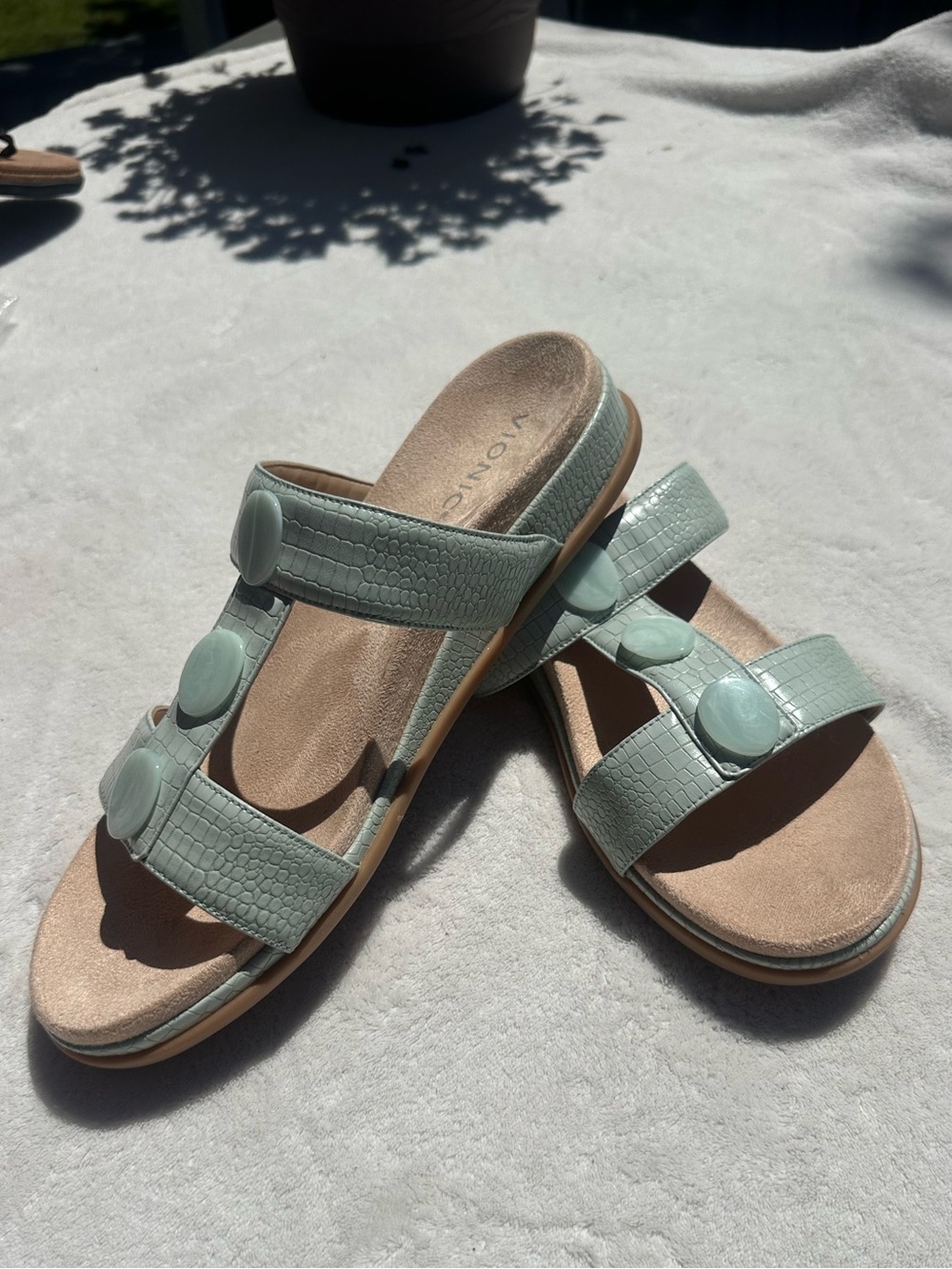 Vionic Serra Sandal size 11 - Mint Green Croc-Embossed Slide w/ Decorative Discs